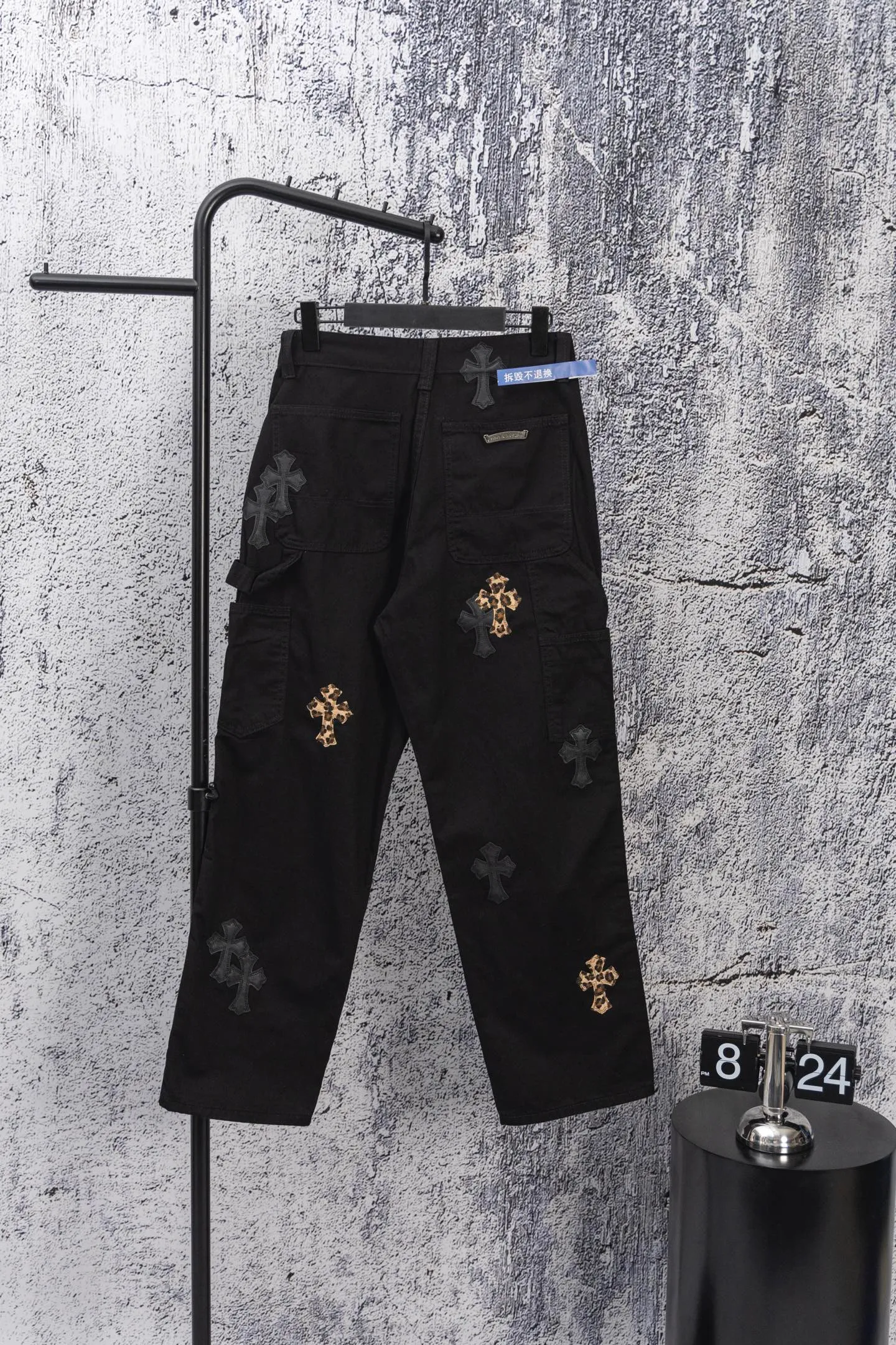 P260 chrome hearts SEVENTEEN-Hoshi Quan Shunrong's new leopard print cross patch leather black jeans vi Top heavy industry fashionable design] Consistent high street luxury style creation. Speaking of this style, the Zangyin family and GU family are definitely the leading representative brands. Especially the Zangyin family has really achieved a state-of-the-art effect in creating high street style. The unique washed material is used to create this style. The color system is quite eye-catching. After it is decorated with patchwork cross flowers, it cleverly highlights the charm of the brand. Secondly, this style uses classic The classic high-waist cutting design highlights the long legs and fashionable temperament of the upper body. The brand is highly recognizable and the slim fit configuration is more suitable for daily wear. It is a product that interprets personality, fashion, and specifications at a glance. This single product is enough to make any fan excited. It can be a white T-shirt for youthful preppy style, or a tight suspender for lady style. It has strong matching ability and can be easily controlled by men.  [Materials and craftsmanship] Needless to say, this point goes without saying. As an excellent craftsman brand, Zangyin’s requirements for details and craftsmanship are really perfect. The washed color of this model has gone through so many processes, not to mention the embellishment of denim appliques. It is also purely hand-made and sewn. Just like what they believe in, only hand-made things have soul and have the meaning of wear. A top-notch heavy-duty fashionable denim item, I look forward to your perfect interpretation! ! Size: 28-36 Color: black